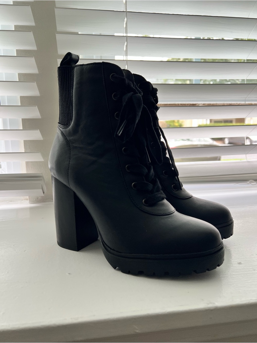 Steve Madden’s Women Black Lace-Up Chunky Heel Ankle Boots